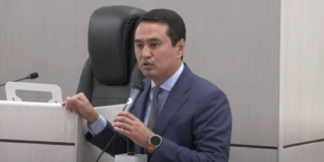 Депутат Эльдар Сулайманов Эрулан Кокуловго: «Таракан десе, таракан болуп кеттиңизби?»