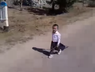 Сумкасын жерге сүйрөп алган окуучунун видеосу тарады