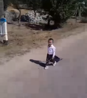 Сумкасын жерге сүйрөп алган окуучунун видеосу тарады