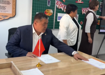 Камчыбек Ташиев 11-класстын окуучуларына сабак өттү