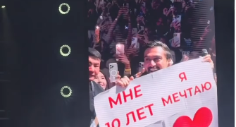 Белгилүү ырчы JONY Бишкектеги концертте 10 жаштагы күйөрман кыздын кыялын орундатты (видео)