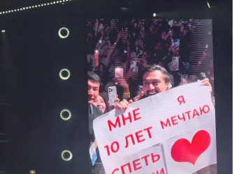 Белгилүү ырчы JONY Бишкектеги концертте 10 жаштагы күйөрман кыздын кыялын орундатты (видео)