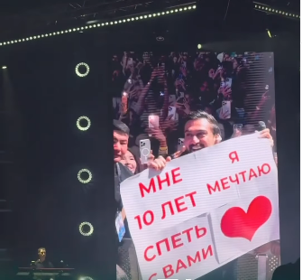 Белгилүү ырчы JONY Бишкектеги концертте 10 жаштагы күйөрман кыздын кыялын орундатты (видео)