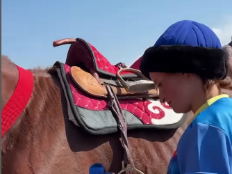Чүйдө Раиса аттуу улакчы кызга айылдаштары белек беришти (видео)