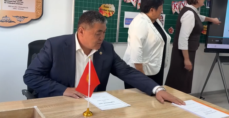 Камчыбек Ташиев 11-класстын окуучуларына сабак өттү