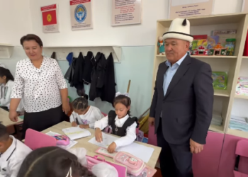 Оштун мэри мектеп-гимназияга барып окуучулардын тартып жаткан сүрөттөрүн көрдү