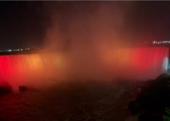 Ниагара шаркыратмасы Кыргызстандын желегинин түсүнө боёлду (видео)