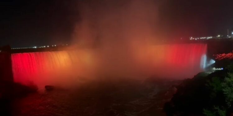 Ниагара шаркыратмасы Кыргызстандын желегинин түсүнө боёлду (видео)