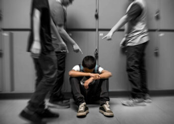 «Уулумду жер төлөгө чакырып жүрүшүптүр». Оштогу окуучунун апасы Акыйкатчыга кайрылды