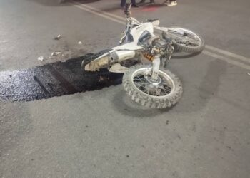 Токмокто мотоцикл айдоочу 3 адамды сүзгөн. Наристе чарчап калды