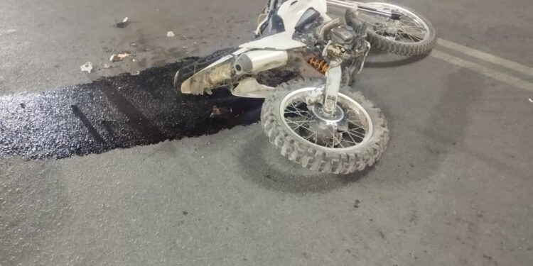 Токмокто мотоцикл айдоочу 3 адамды сүзгөн. Наристе чарчап калды