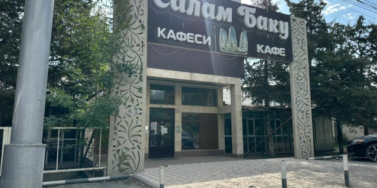 Бишкекте «Салам Баку» кафеси буздурулуп жатат