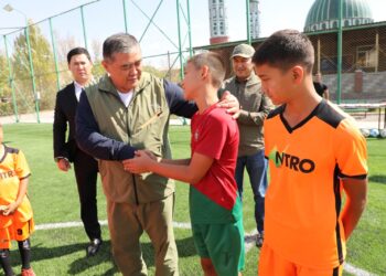 Токмокто кичи футбол аянтчасы ачылды. Ага Камчыбек Ташиев катышты