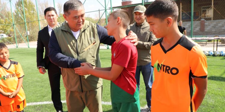 Токмокто кичи футбол аянтчасы ачылды. Ага Камчыбек Ташиев катышты