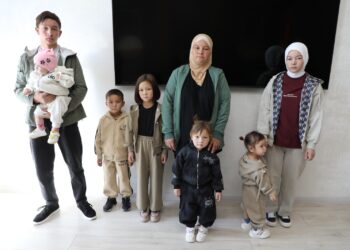 Камчыбек Ташиев 7 балалуу жалгыз бой энеге эки бөлмөлүү батир белек кылды