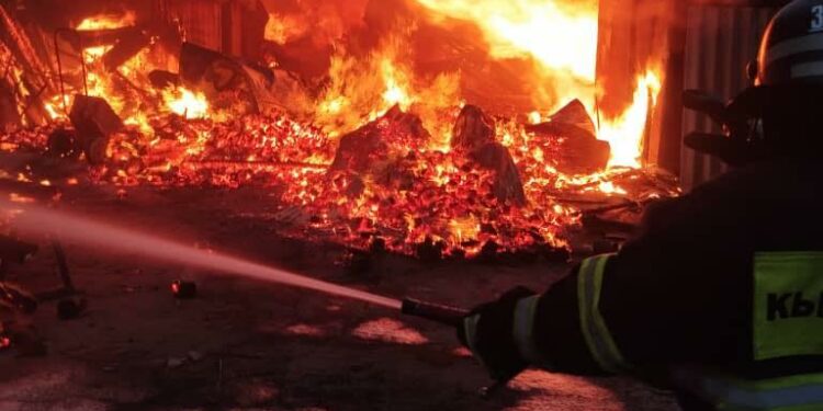 Бишкектеги «Көк-Сай» базарында өрт чыкты. Жабыркагандар жок