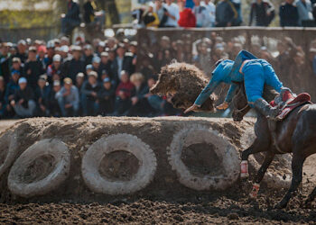 Жети-Өгүздө улак тартышта эки айылдын улакчылары чырдаша кетип, мушташтан 34 жаштагы жигит каза болду