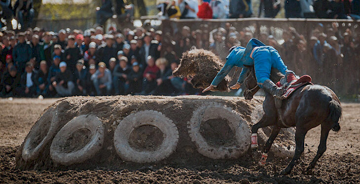 Жети-Өгүздө улак тартышта эки айылдын улакчылары чырдаша кетип, мушташтан 34 жаштагы жигит каза болду