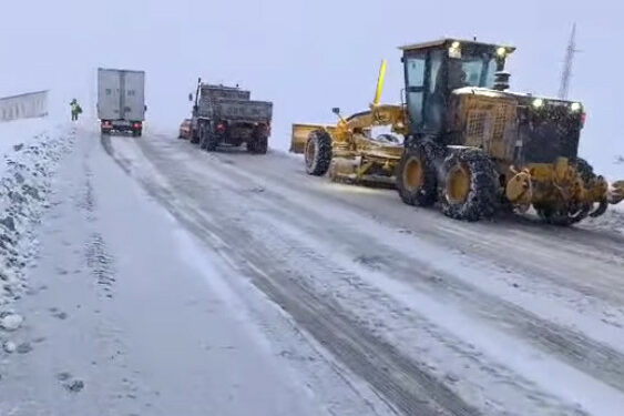 Ашууларда кар жаап, жүк ташуучу унаалардын жүрүшүнө чектөө киргизилди