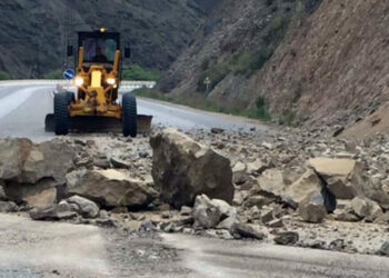 Боомдо таш кулатуу пландалгандыктан жол кээде жабылып турат