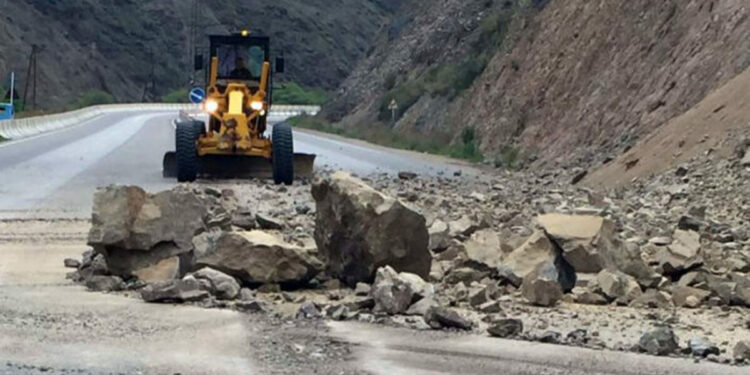 Боомдо таш кулатуу пландалгандыктан жол кээде жабылып турат