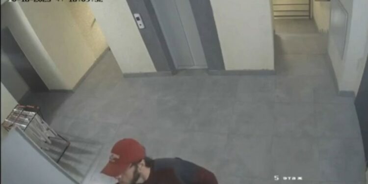 Көп кабаттуу үйгө кирген жаран милицияга каршылык көрсөткөн