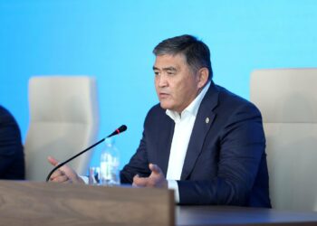 Камчыбек Ташиев Манас шаарындагы мектептерге 100 интерактивдүү доска тапшырды