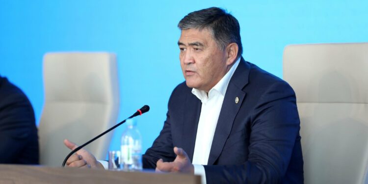 Камчыбек Ташиев Манас шаарындагы мектептерге 100 интерактивдүү доска тапшырды