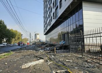 Ош шаарында көп кабаттуу үйдөн чыккан өрт өчүрүлдү