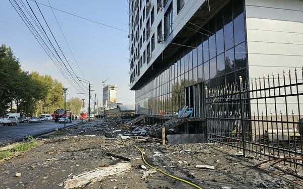 Ош шаарында көп кабаттуу үйдөн чыккан өрт өчүрүлдү