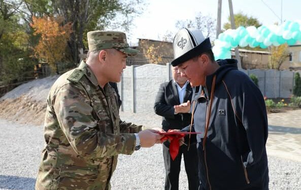 Ташиев Чүй облусунун тургунуна үч бөлмөлүү жер там тапшырды