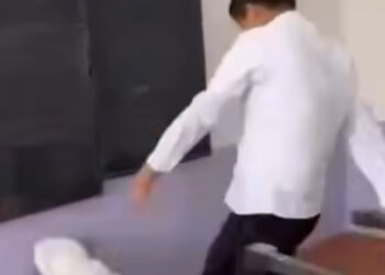 Караколдо окуучу бала классташ кызын сабап жаткан видео тарады