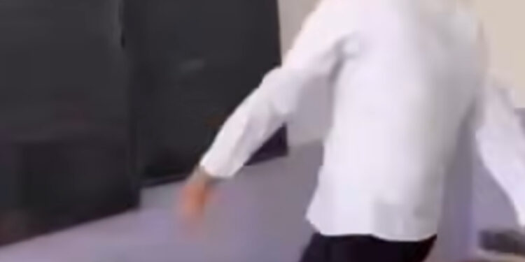 Караколдо окуучу бала классташ кызын сабап жаткан видео тарады