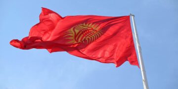 Президент Ош шаарындагы жаңы флагштокко мамлекеттик тууну көтөрүү аземине катышты