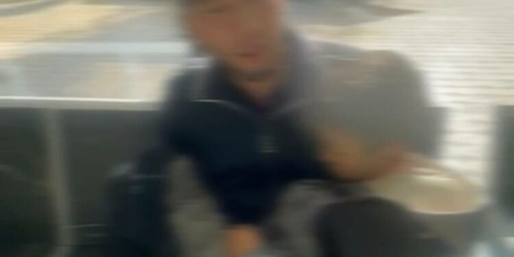 Бишкекте бөйрөгү ооруган баланы милиция кызматкерлери ооруканага жеткиришти (видео)