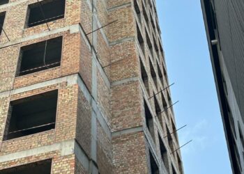 УКМК Бишкектеги “Мадина резиденс” көп кабаттуу үйүнүн курулушунда мыйзам бузууларды аныктады