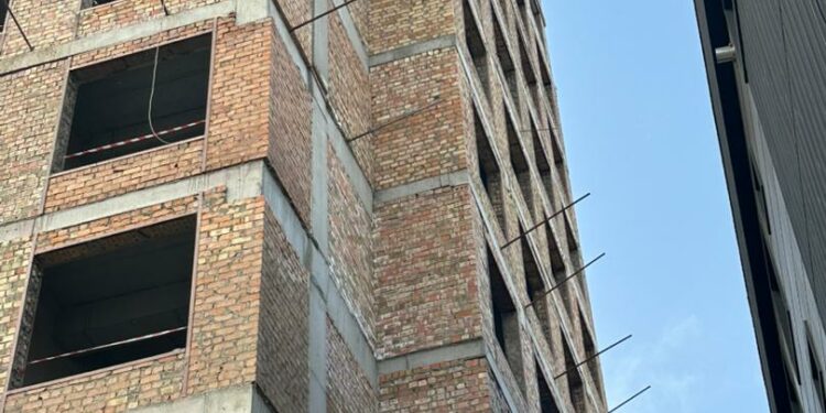 УКМК Бишкектеги “Мадина резиденс” көп кабаттуу үйүнүн курулушунда мыйзам бузууларды аныктады