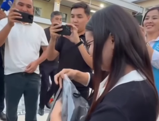 Сүрөтчү, дизайнер кыз Ош мэрине убада кылган белегин тапшырды