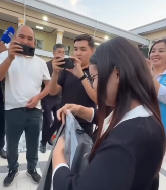 Сүрөтчү, дизайнер кыз Ош мэрине убада кылган белегин тапшырды