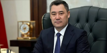 Садыр Жапаров: «Сооронбай Жээнбеков 5-6 күндүк оор сүйлөшүүлөрдөн кийин отставкага кетти»