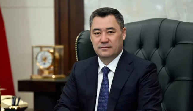 Садыр Жапаров: «Сооронбай Жээнбеков 5-6 күндүк оор сүйлөшүүлөрдөн кийин отставкага кетти»