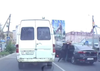 Бишкекте жолдун ортосунда мушташа кеткен айдоочулардын видеосу тарады