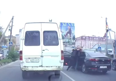 Бишкекте жолдун ортосунда мушташа кеткен айдоочулардын видеосу тарады