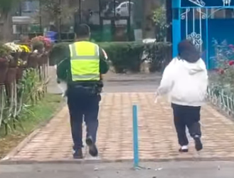 Жол тескөөчүлөр ымыркайды ооруканага жеткирүүгө жардам беришти (видео)