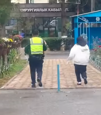 Жол тескөөчүлөр ымыркайды ооруканага жеткирүүгө жардам беришти (видео)