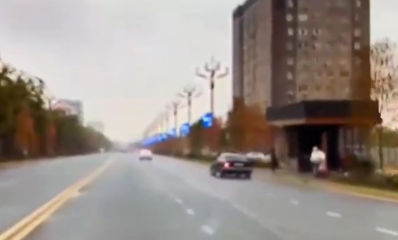 Бишкекте айдоочунун кызды сүзүп кеткен видеосу тарады