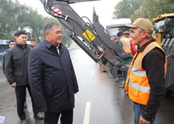 Камчыбек Ташиев Токмок шаарына атайын техникаларды тапшырды