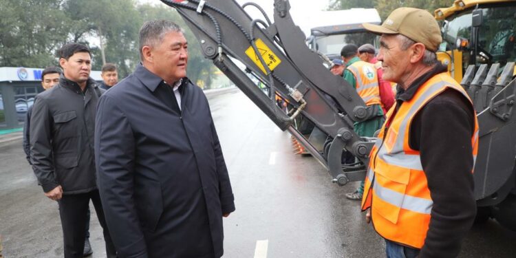 Камчыбек Ташиев Токмок шаарына атайын техникаларды тапшырды