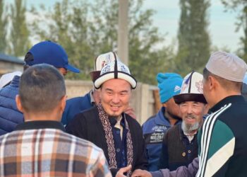 Чүйдөгү Кара-Дөбө айылынын тургундары имамга унаа белек кылышты (видео)