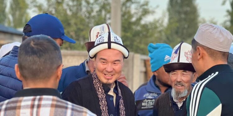 Чүйдөгү Кара-Дөбө айылынын тургундары имамга унаа белек кылышты (видео)